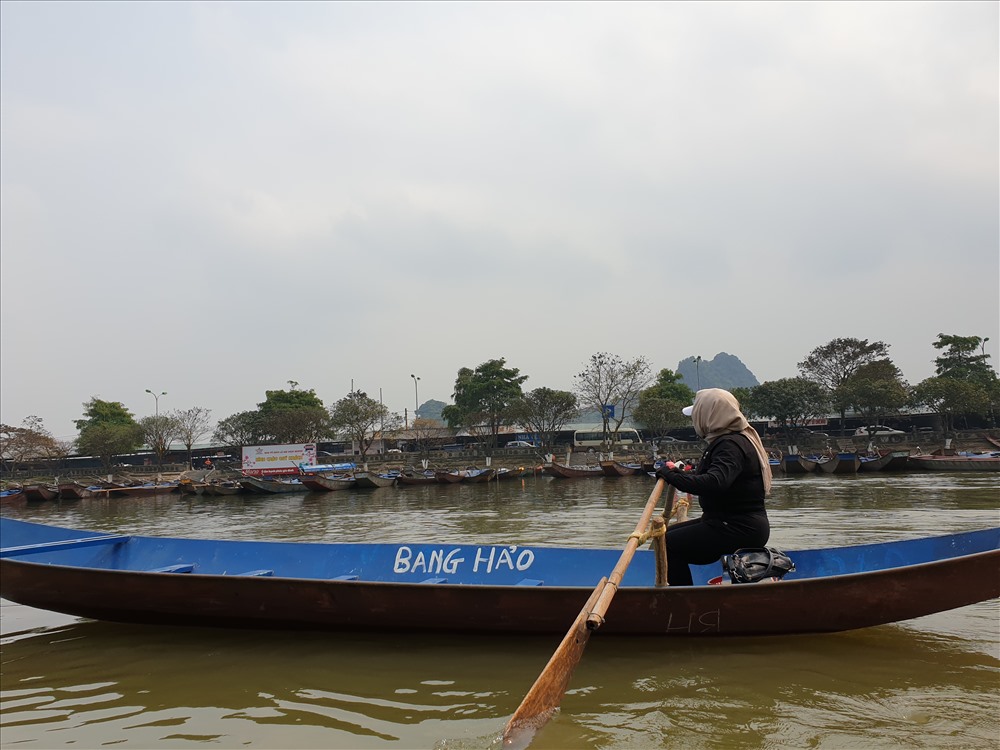 Sau khi ghép khách, “cò đò” quay lại bến Yến “săn mồi“. Ảnh: Tùng Giang.