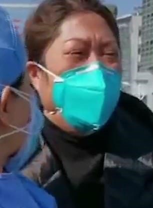 Nhiều người tiễn đưa bác sĩ Liu - giám đốc bệnh viện ở Vũ Hán đầu tiên tử vong vì COVID-19. Ảnh: Mail.