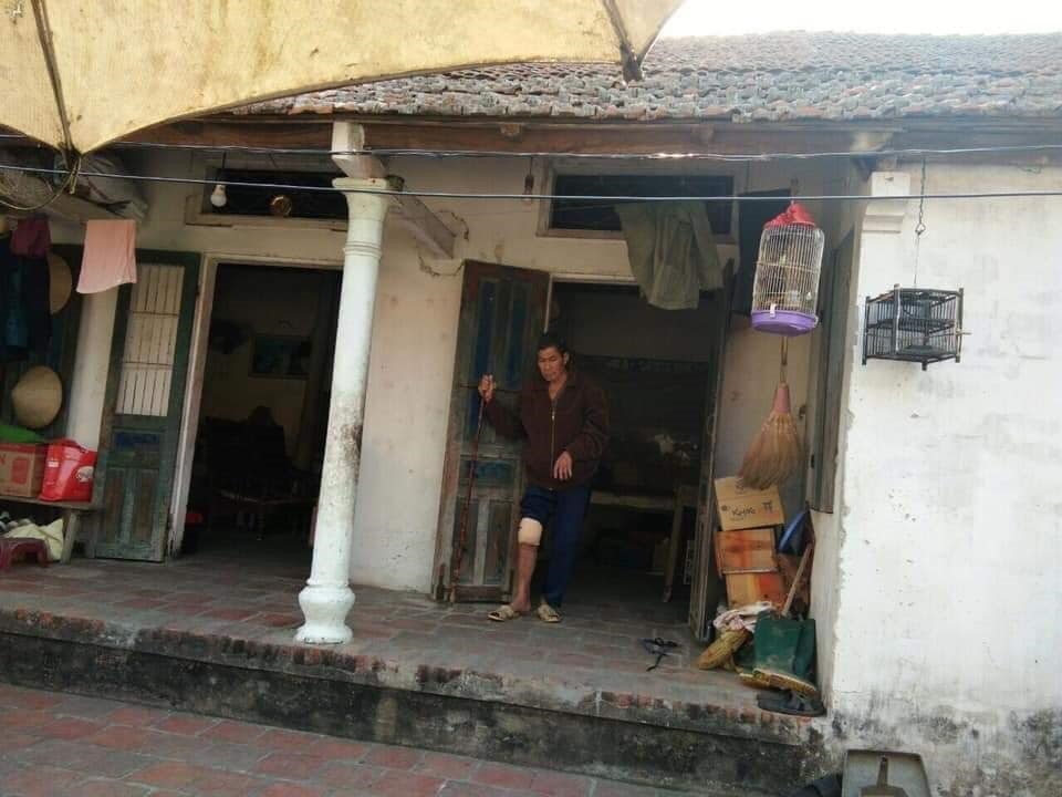 Ông nội của cháu Trang trong căn nhà cũ nát. Ảnh: An Bình