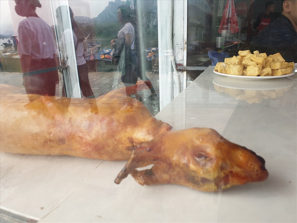 Những phần thịt được cho là “thịt thú rừng” bày biện trong tủ kính. Ảnh: Tùng Giang.