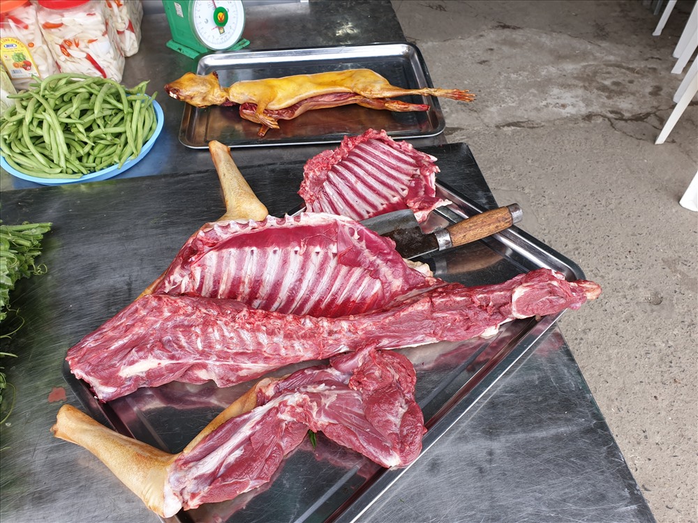 “Thịt thú rừng” bày bán công khai tại bến Trò. Ảnh: Tùng Giang.