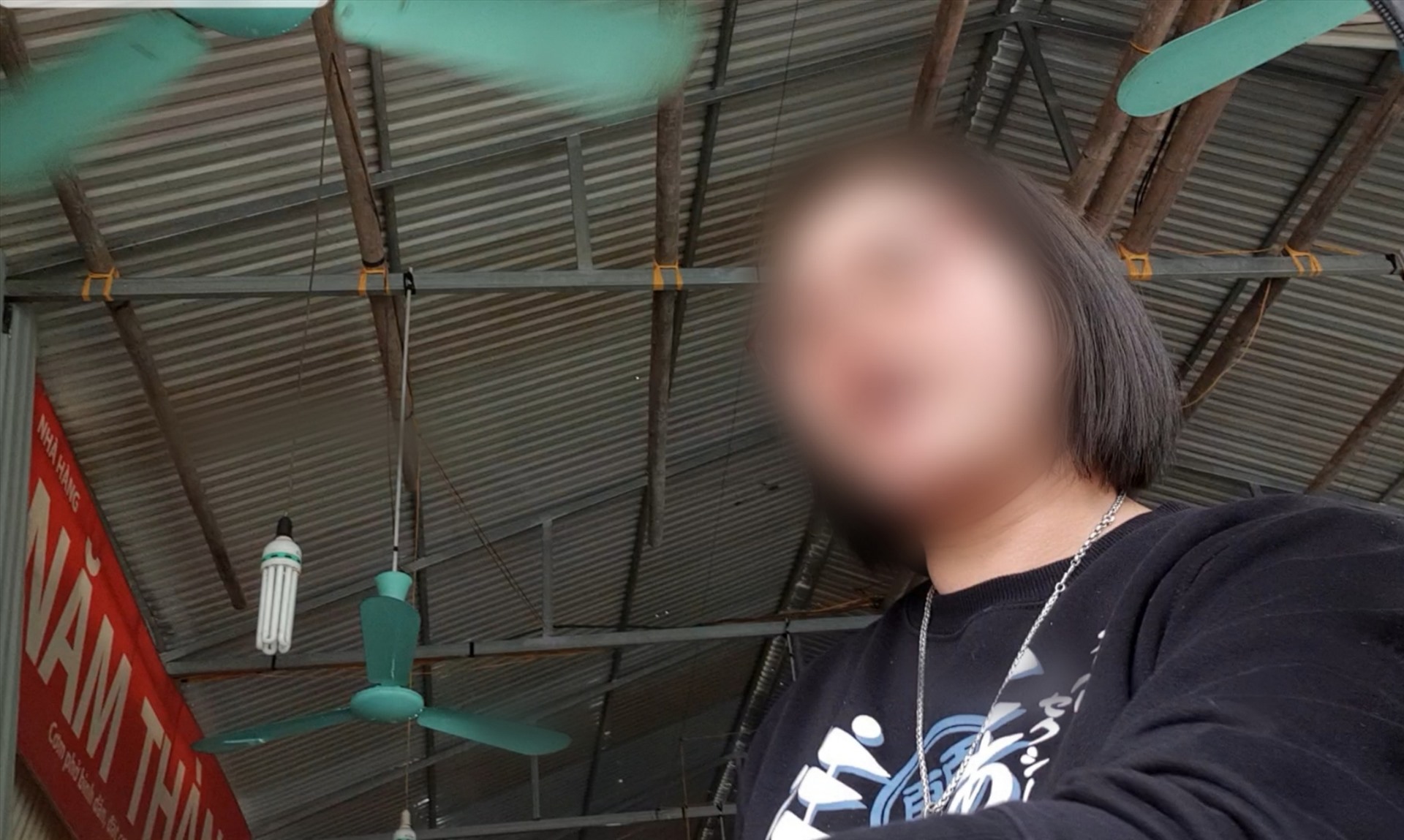 Một tiểu thương tại bến Trò liên tục khẳng định các loại thịt tại nhà hàng là “thịt thú rừng” chính hiệu. Ảnh: Tùng Giang.