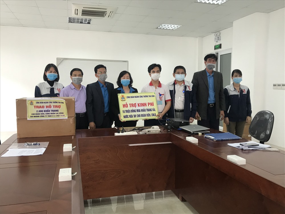 Đoàn công tác công đoàn ngành công thương trao khẩu trang cho công đoàn cho công đoàn Công ty Trách nhiệm hữu hạn U-Li Việt Nam.