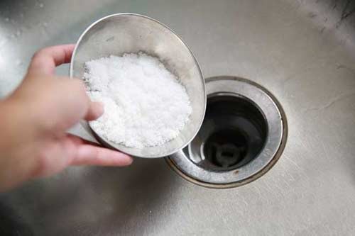 Sử dụng bột thông cống để giúp cho thoát nước của bồn rửa luôn duy trì