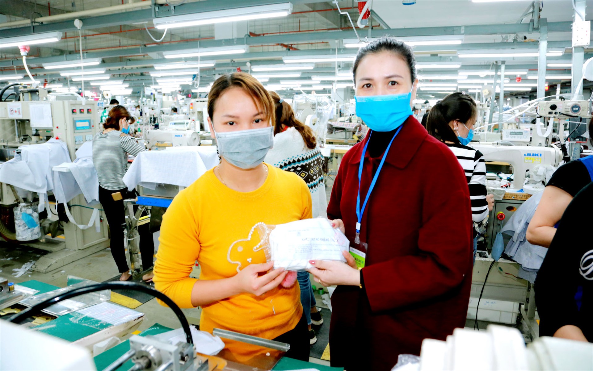 Số khẩu trang trao tới công nhân lao động là quà của 9 CĐ Tổng công ty trực thuộc Tổng LĐLĐ Việt Nam trao tặng công nhân trên địa bàn tỉnh Vĩnh Phúc.