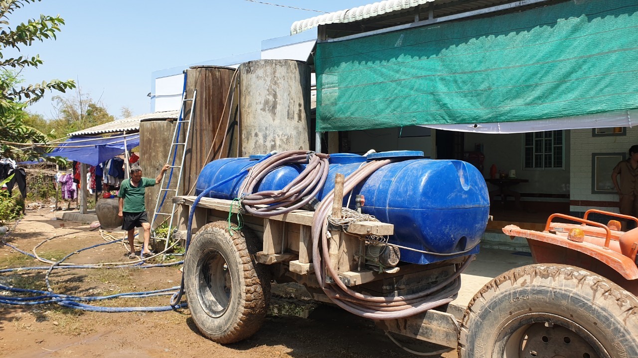 Một nông dân chuẩn bị đủ các đường ống bơm nước vào bể