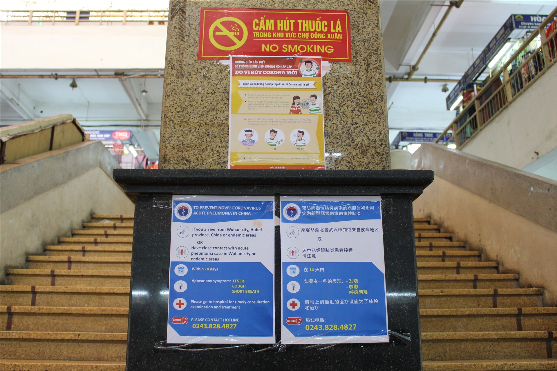 Các hướng dẫn về cách rửa tay và đeo khẩu trang đúng cách (cả Tiếng Anh và Tiếng Trung ) được dán tại các cầu thang trong khu chợ với hy vọng đẩy lùi bệnh để mang lại thu nhập ổn định cho các tiểu thương.