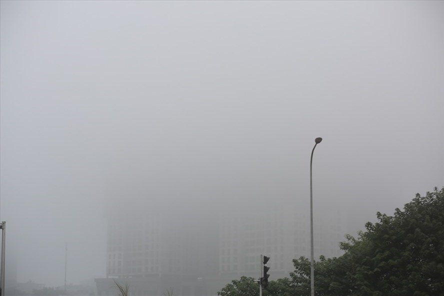 Những toà nhà “mất hút” trong sương mù. Ảnh: Minh Hà