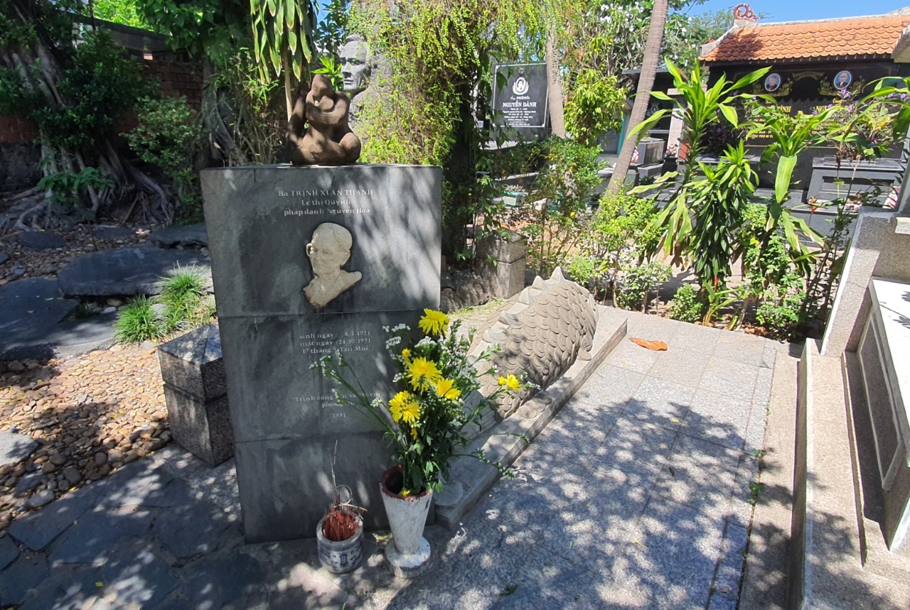 Mộ phần nhạc sĩ Trịnh Công Sơn nằm ngay cạnh mộ phần mẹ ruột của ông.
