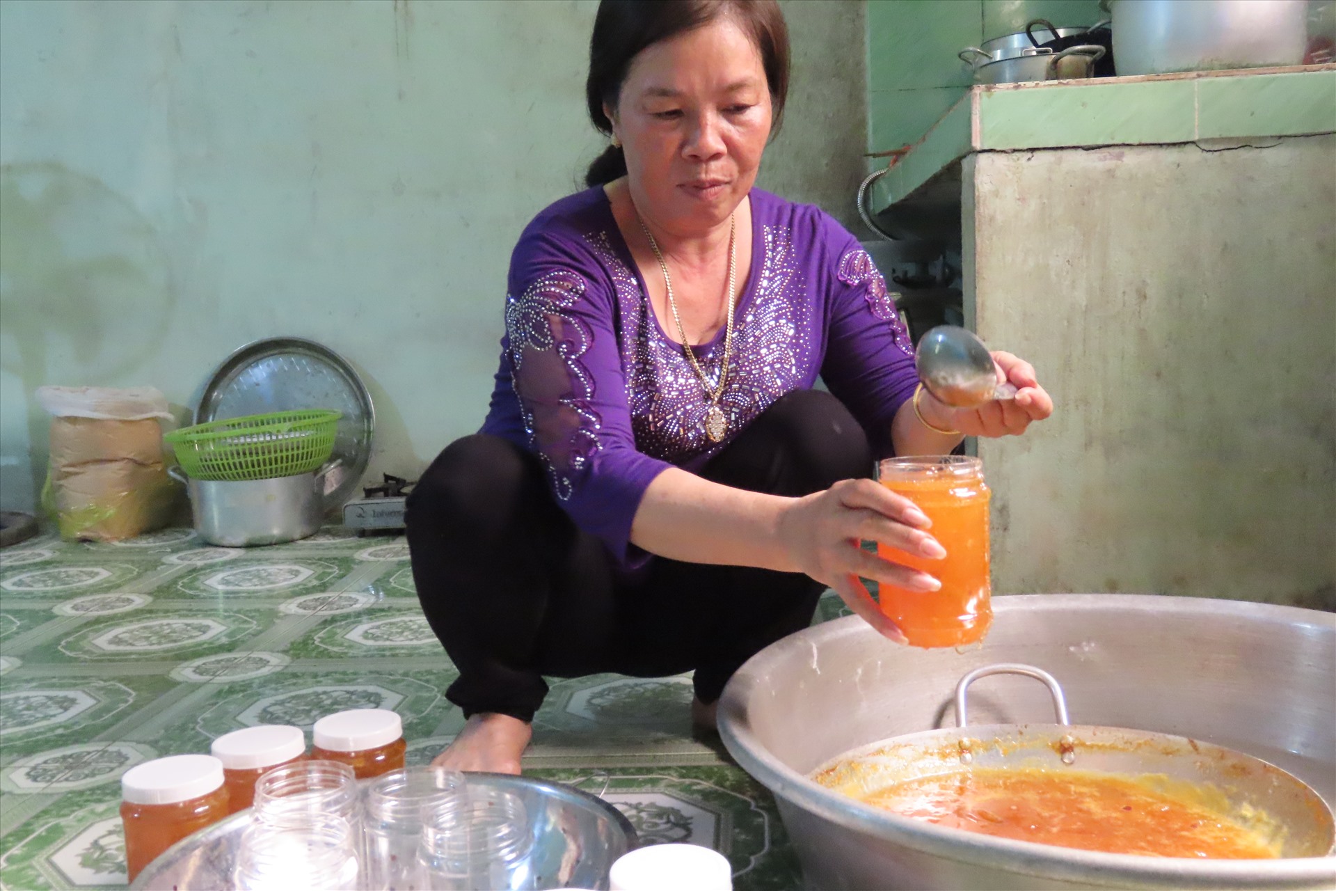 Cô Xuân Hoa hàng ngày là giáo viên trường mần non thị xã Bình Minh, đến mùa thanh trà cô thường hái vào nấu làm mứt bán, gia đình cô trồng thanh trà hơn 20 năm cô bắt đầu làm mứt hơn 10 năm. Lượng mứt thanh trà tiêu thụ rất tốt, một ngày cô bán gần 100 hộp. Ảnh: S.H