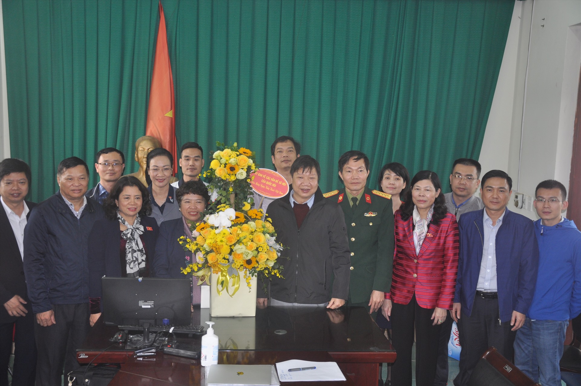 Đoàn công tác chúc mừng các nhân viên y tế đang trực tiếp phòng chống dịch COVID-19 tại huyện Bình Xuyên. Ảnh: Quế Chi