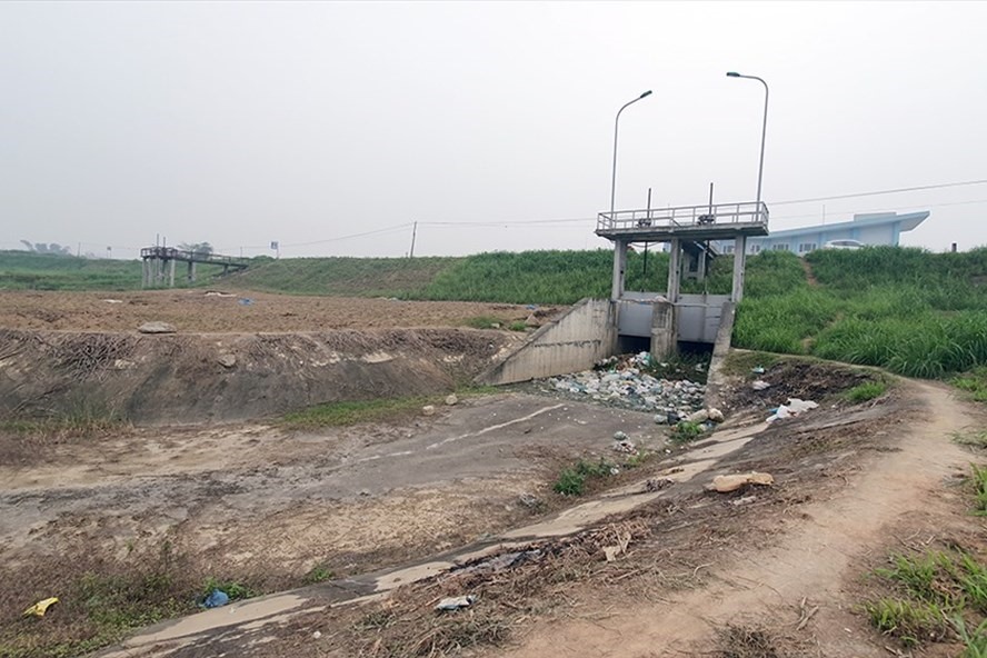 Trạm bơm tiêu Bình Bộ luôn trong tình trạng không có nước để bơm tiêu. Ảnh Long Nguyễn