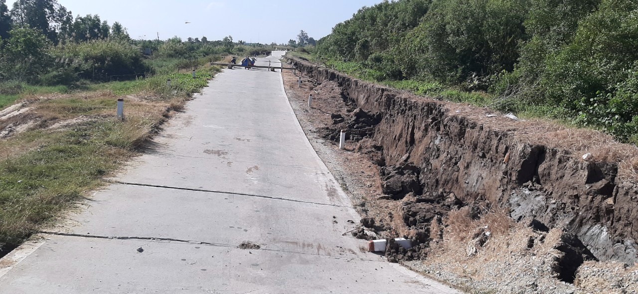 Hiện trường sụp đất tại tuyến lộ đê biển Tây (Cà Mau) ngày 23.2 (ảnh Nhật Hồ)