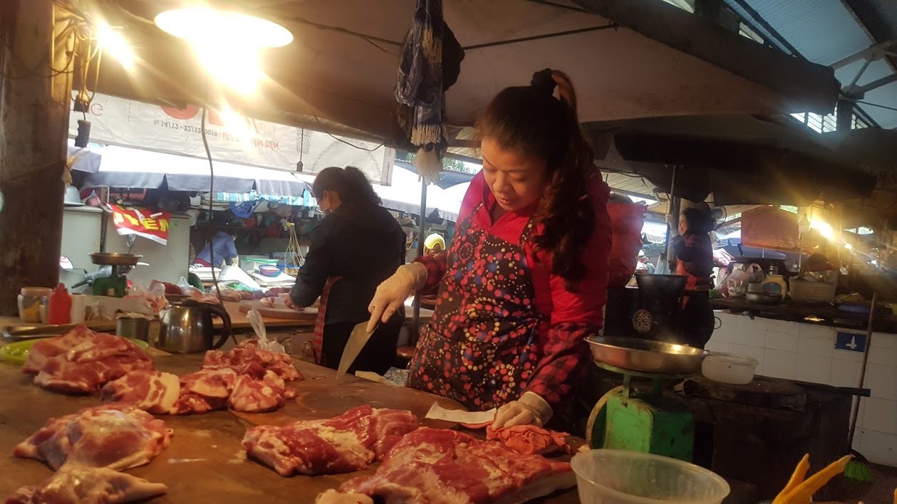 Bà Hà Cho biết giá thịt lợn giảm 3 ngày nay. Ảnh: Kh.V