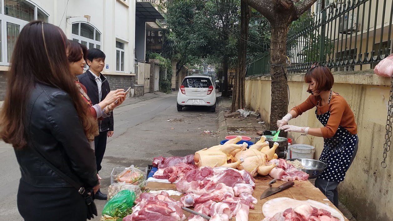 Bà Hồng cho biết, giá thịt lợn giảm khiến sức mua tăng hơn. Ảnh: Kh.V
