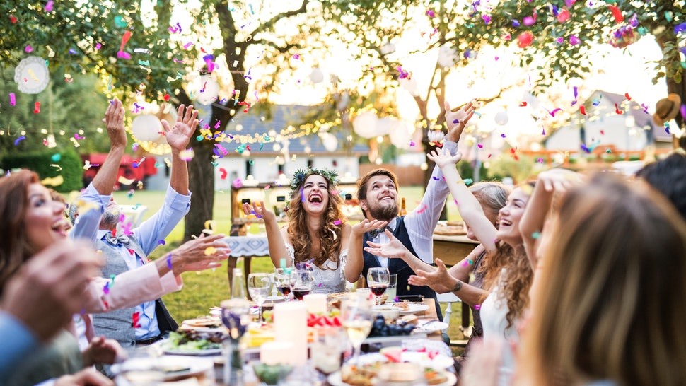 Chỉ nên mời gia đình và bạn bè thân thiết đến tham dự đám cưới, tránh để loãng