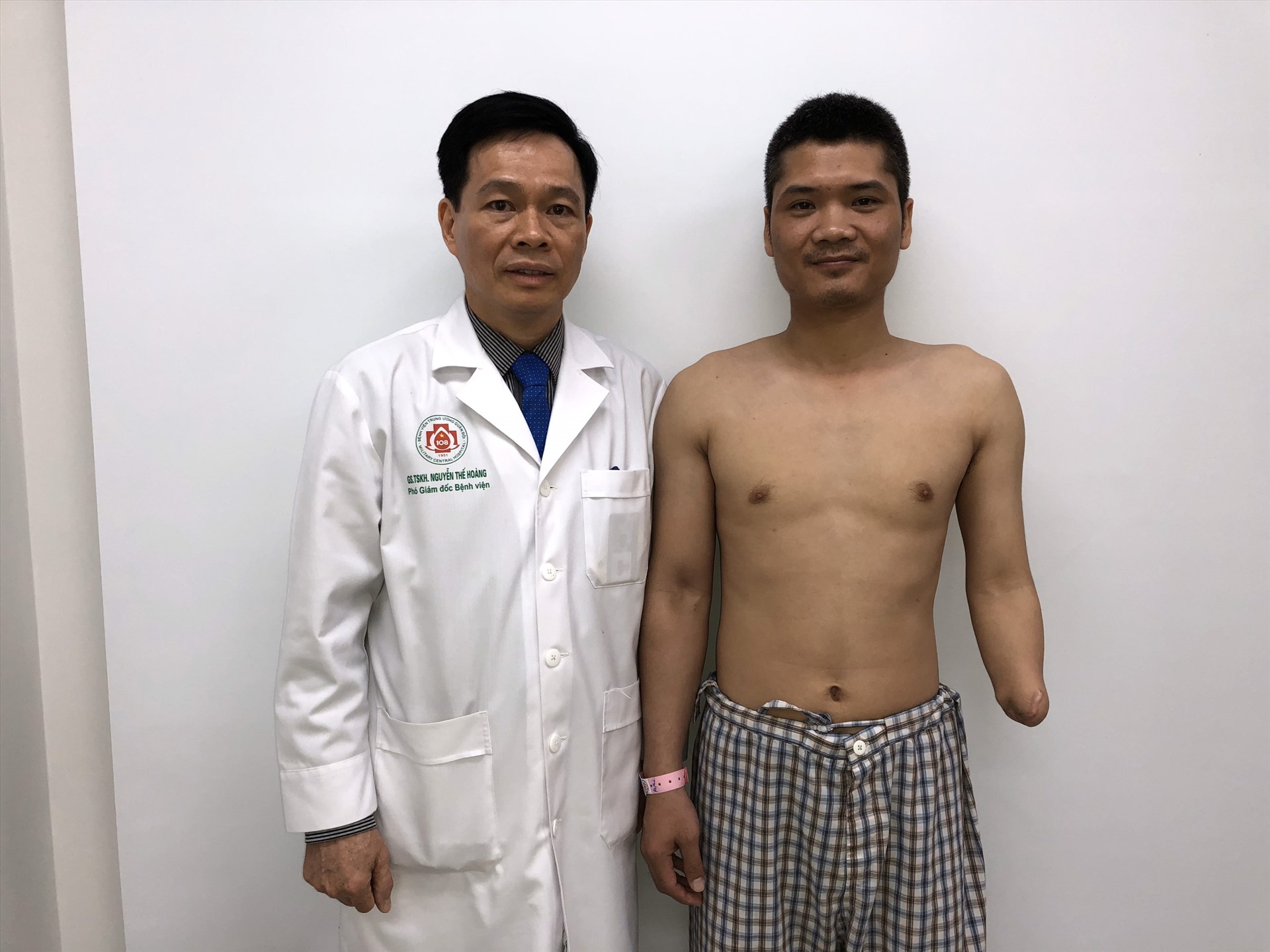 Giáo sư Nguyễn Thế Hoàng cùng bệnh nhân trước khi mổ. Ảnh: BVCC