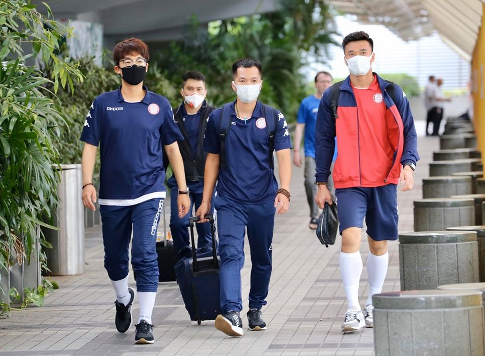 Toàn bộ các cầu thủ TP.HCM đều tuân thủ nghiêm ngặt các quy định về an toàn sức khỏe khi di chuyển sang Singapore. Ảnh: TP.HCM FC