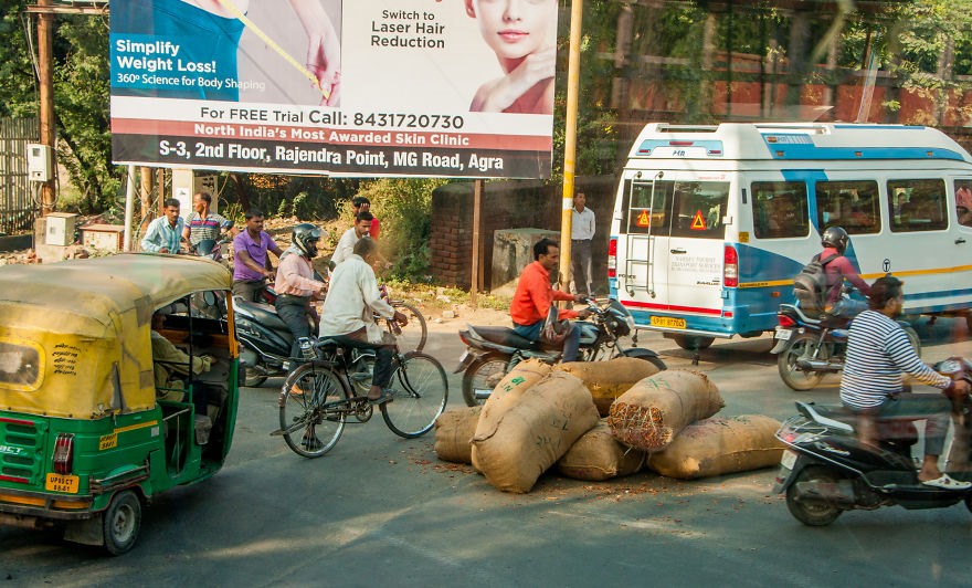 Đống hàng bị rơi giữa đường cũng không làm khó được các phương tiện giao thông khác, họ vẫn tiếp tục di chuyển bình thường. Ảnh: BoredPanda