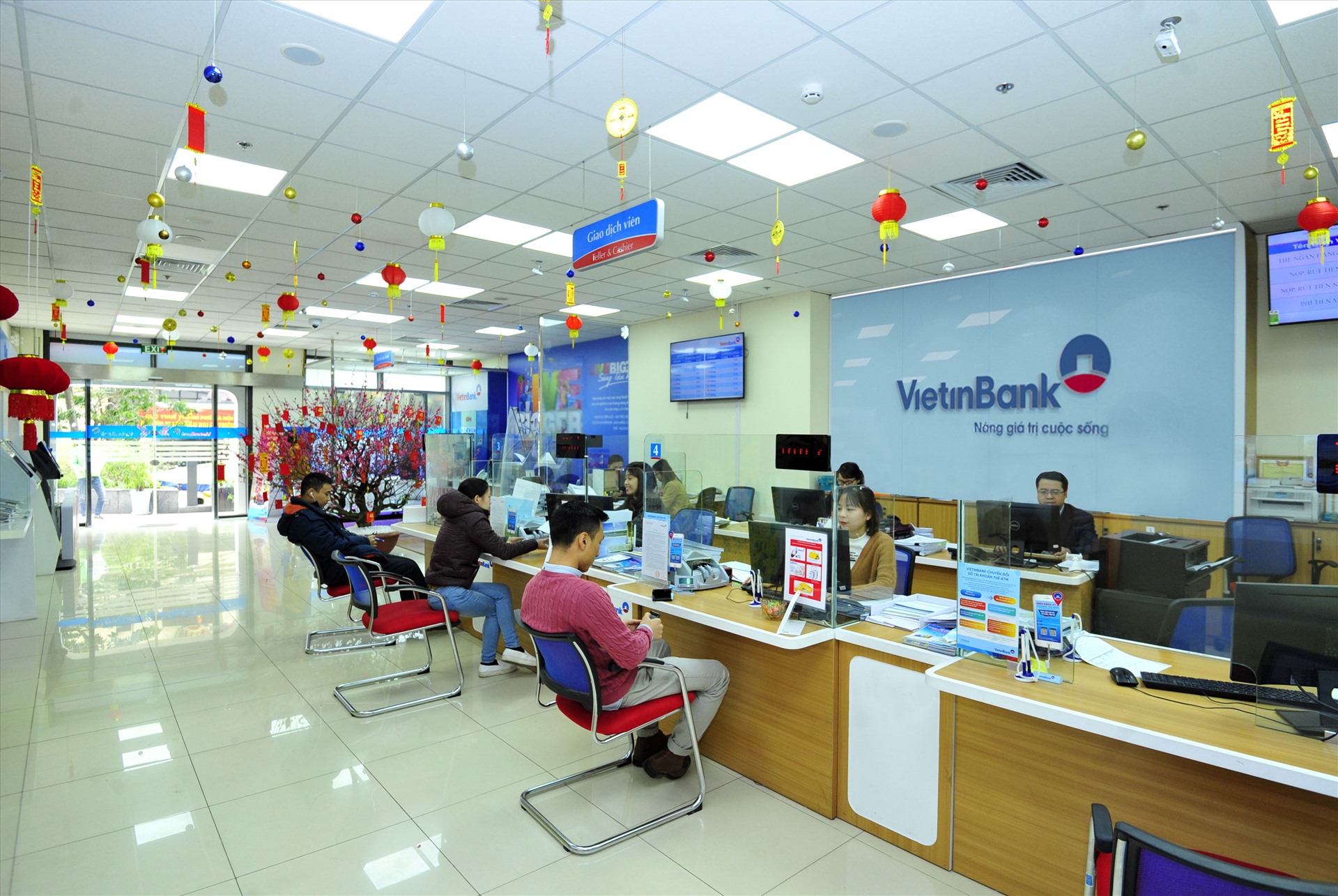 Tại các phòng giao dịch của VietinBank, khách hàng được hướng dẫn thủ tục mở tài khoản số đẹp đơn giản và nhanh chóng.