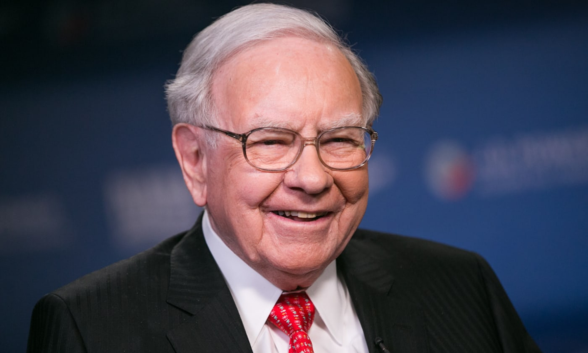 Ở tuổi 89, ông vẫn tiếp tục điều hành Berkshire Hathaway, tập đoàn đầu tư sở hữu hơn 60 công ty. Năm 2018, vị tỉ phú này đã quyên góp 3,4 tỉ USD, hầu hết là cho quỹ từ thiện Bill and Melinda Gates Foundation.