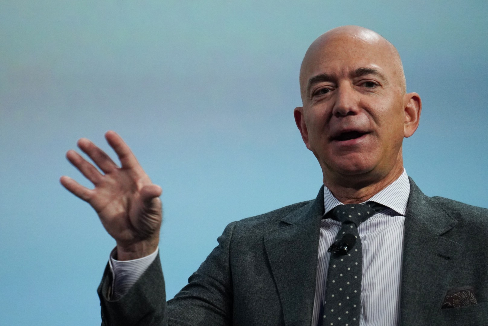 Đứng đầu danh sách là Jeff Bezos - CEO Amazon, chủ sở hữu của Washington Post. Ảnh: Techcrunch