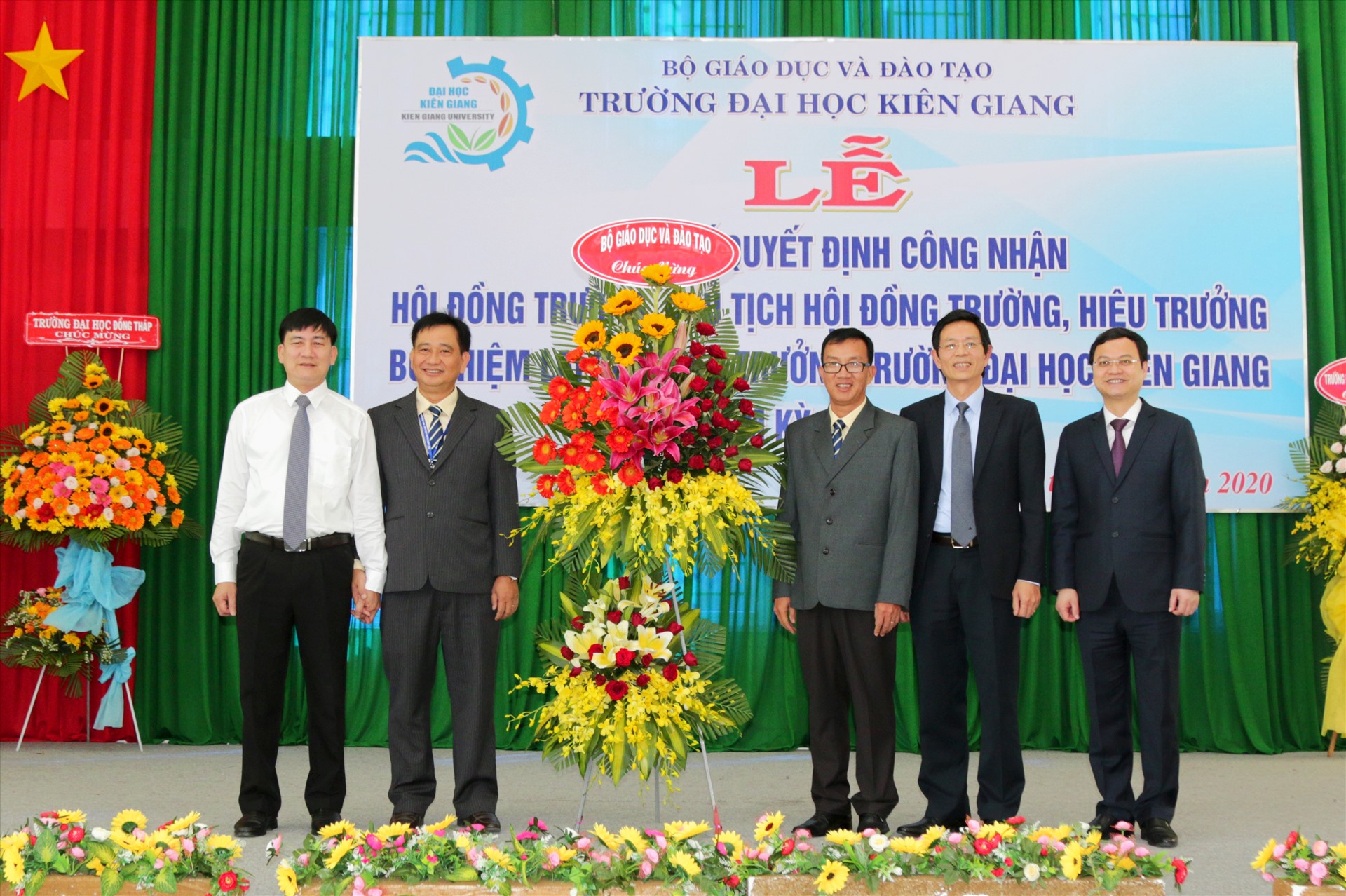 Đại diện Bộ GDĐT tặng hoa, chúc mừng tân Hiệu trưởng Đại học Kiên Giang. Ảnh: LT
