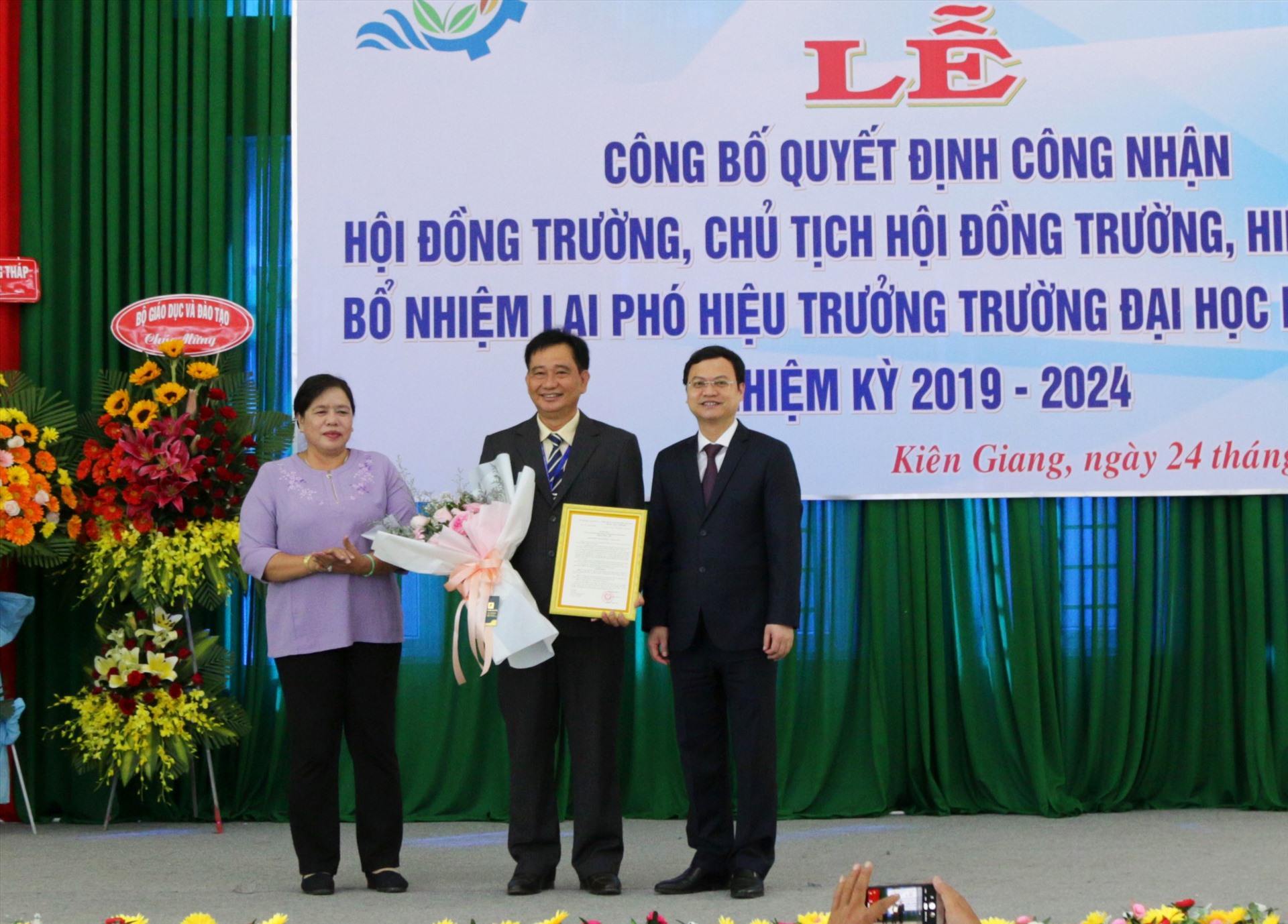 Đại diện Bộ GDĐT trao quyết định bổ nhiệm Hiệu trưởng Đại học Kiên Giang cho tiến sĩ Nguyễn Tuấn Khanh. Ảnh: LT