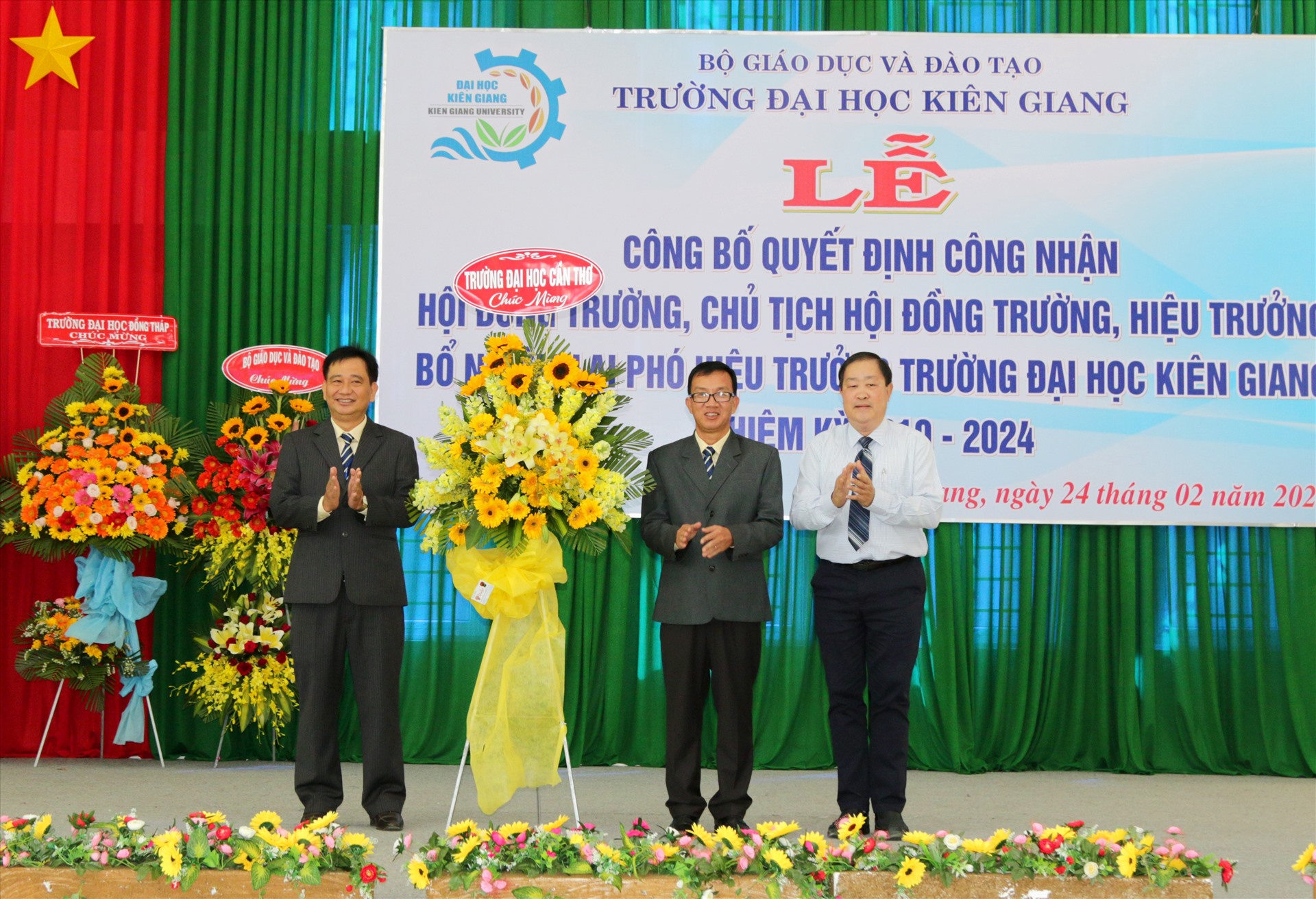 Lãnh đạo Trường Đại học Cần Thơ chúc mừng Tiến sĩ Nguyễn Tuấn Khanh nhận quyết định làm Hiệu trưởng Đại học Cần Thơ. Ảnh: LT