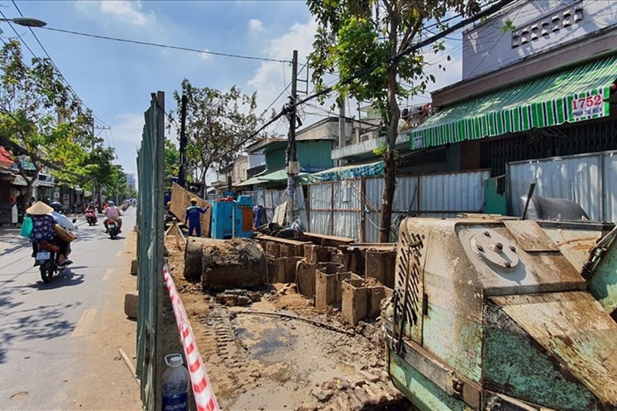 Một công trình thi công dang dở trên đường Phạm Thế Hiển (quận 8, TPHCM).