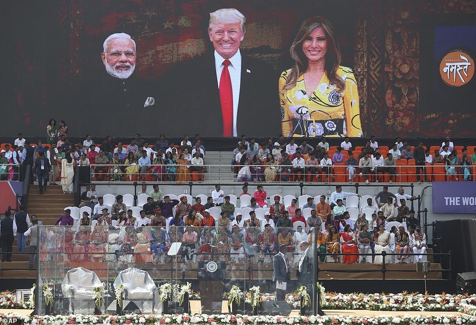 Khu vực phát biểu của ông Donald Trump và ông Modi. Ảnh: AP.