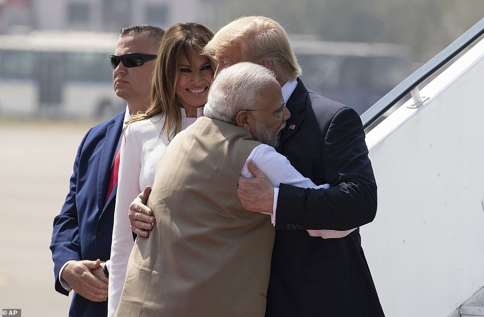 Ông Donald Trump ôm Thủ tướng Narendra Modi khi được chào đón ở sân bay. Ảnh: AP.