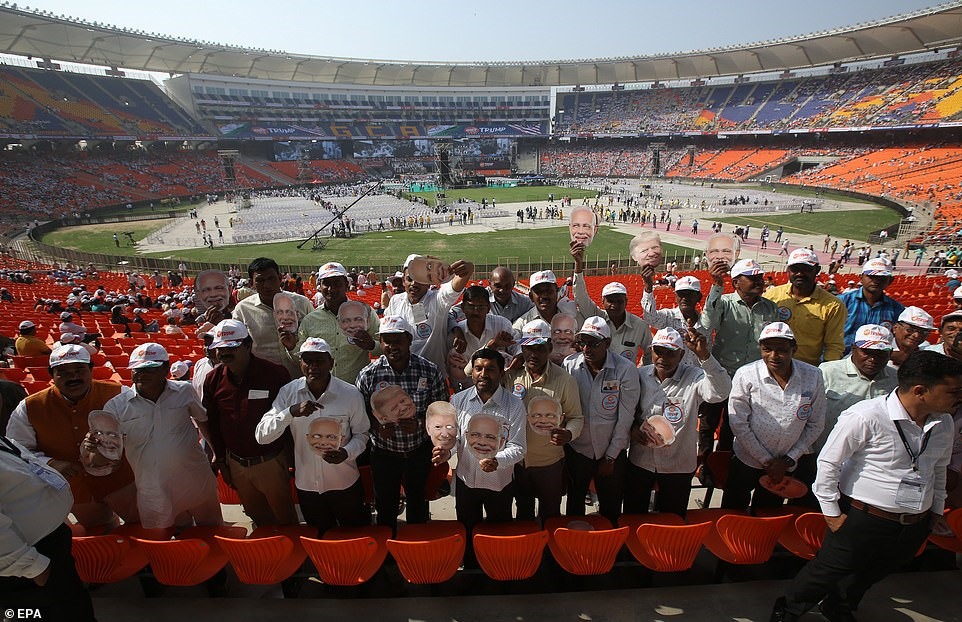 Người dân Ấn Độ mang theo nhiều biểu ngữ, kèm cả mặt nạ hình khuôn mặt hai nhà lãnh đạo khi đến sân vận động. Ảnh: