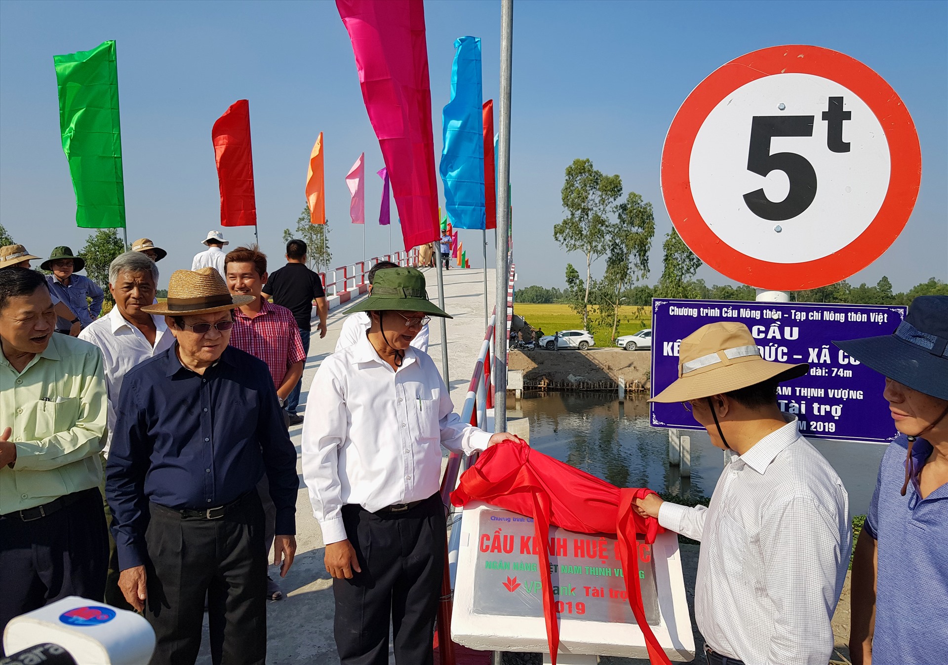 Nguyên Chủ tịch Nước Trương Tấn Sang (thứ 2 trái sang) tham gia khánh thành cầu kênh Huệ Đức. Ảnh: LT