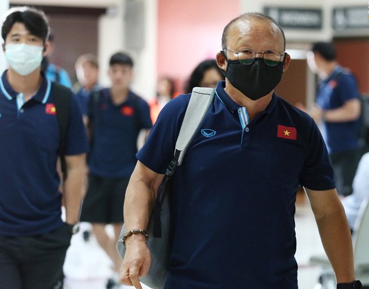 Huấn luyện viên Park Hang-seo trở lại Việt Nam tối 23.2. Ảnh: Trung Hiếu