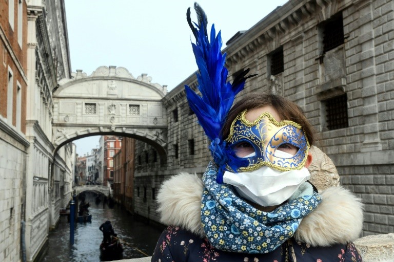 Nhà chức trách Italia đã hủy bỏ 2 ngày còn lại (24-25.2) của lễ hội hóa trang Venice Carnival sau khi dịch Covid-19 bùng phát ở khu vực phía bắc đất nước. Ảnh: AFP.