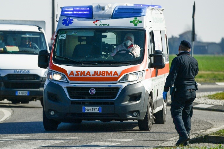 Tính từ 23.2, hơn 50.000 cư dân tại 11 thị trấn ở miền bắc Italia, trong đó có 10 thị trấn ở Lombardy và một ở khu vực lân cận Veneto, đã bị cách ly. Giao thông đều bị cấm đi vào vùng này ngoại trừ cảnh sát, nhân viên y tế và xe tải chở vật tư thiết yếu. Ảnh: AFP.