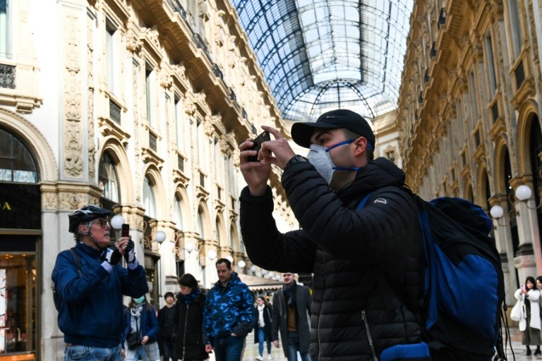 Du khách được khuyến cáo mang khẩu trang khi đi tham quan Phòng trưng bày Vittorio Emanuele II (Milan, Ý). Ảnh: AFP.