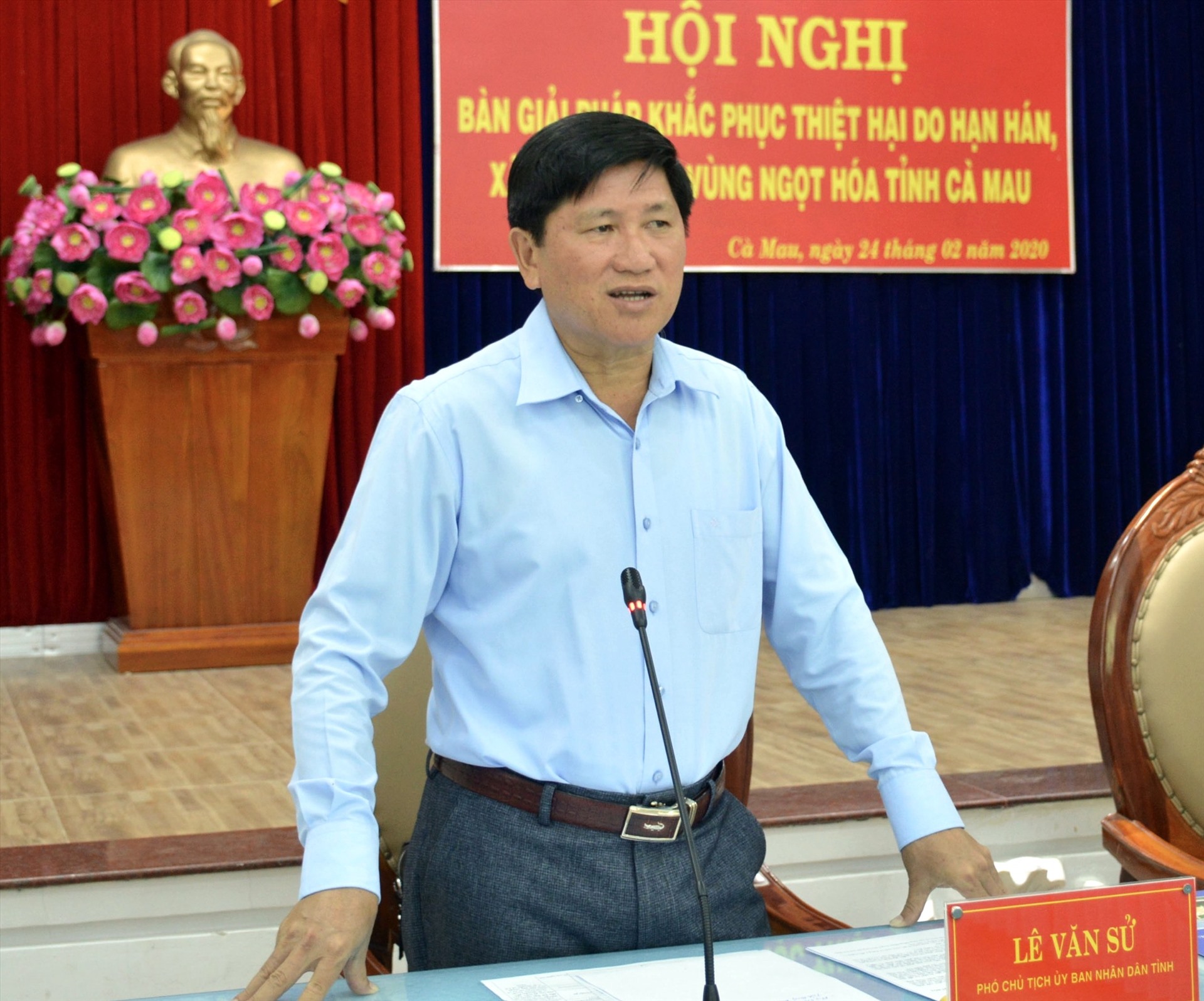 Ông Lê Văn Sử, Phó chủ tịch UBND tỉnh Cà Mau đồng tình với việc đưa nước biển vào vùng ngọt để giảm thiệt hại do sụp lở đất (ảnh Nhật Hồ)