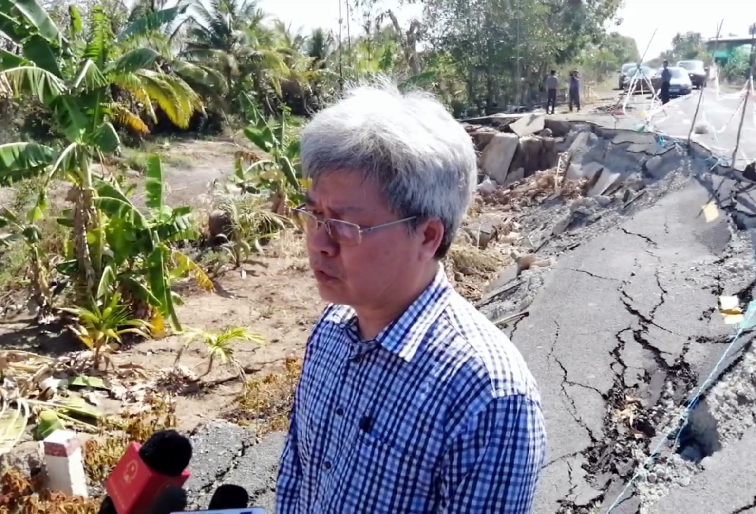 Ông Trần Tân Văn, Viện trưởng Viện khoa học đất và khoán sản Việt Nam đề xuất dưa nước biển vào vùng ngọt tại Cà Mau (ảnh Nhật Hồ)