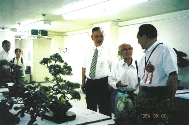 Cụ Watanable tại Triển lãm Người cao tuổi thành phố Joetsu năm 2005 cùng Thị trưởng thành phố Joetsu và Chủ tịch Hiệp hội người cao tuổi. Ảnh: Asahi Shimbun
