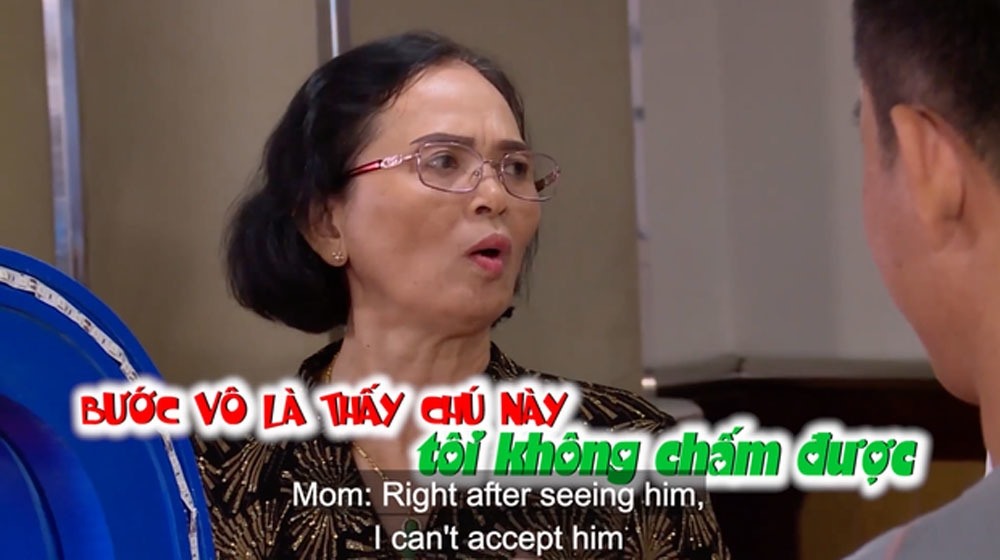 Bà mẹ ra sức chê chàng trai. Ảnh cắt từ clip