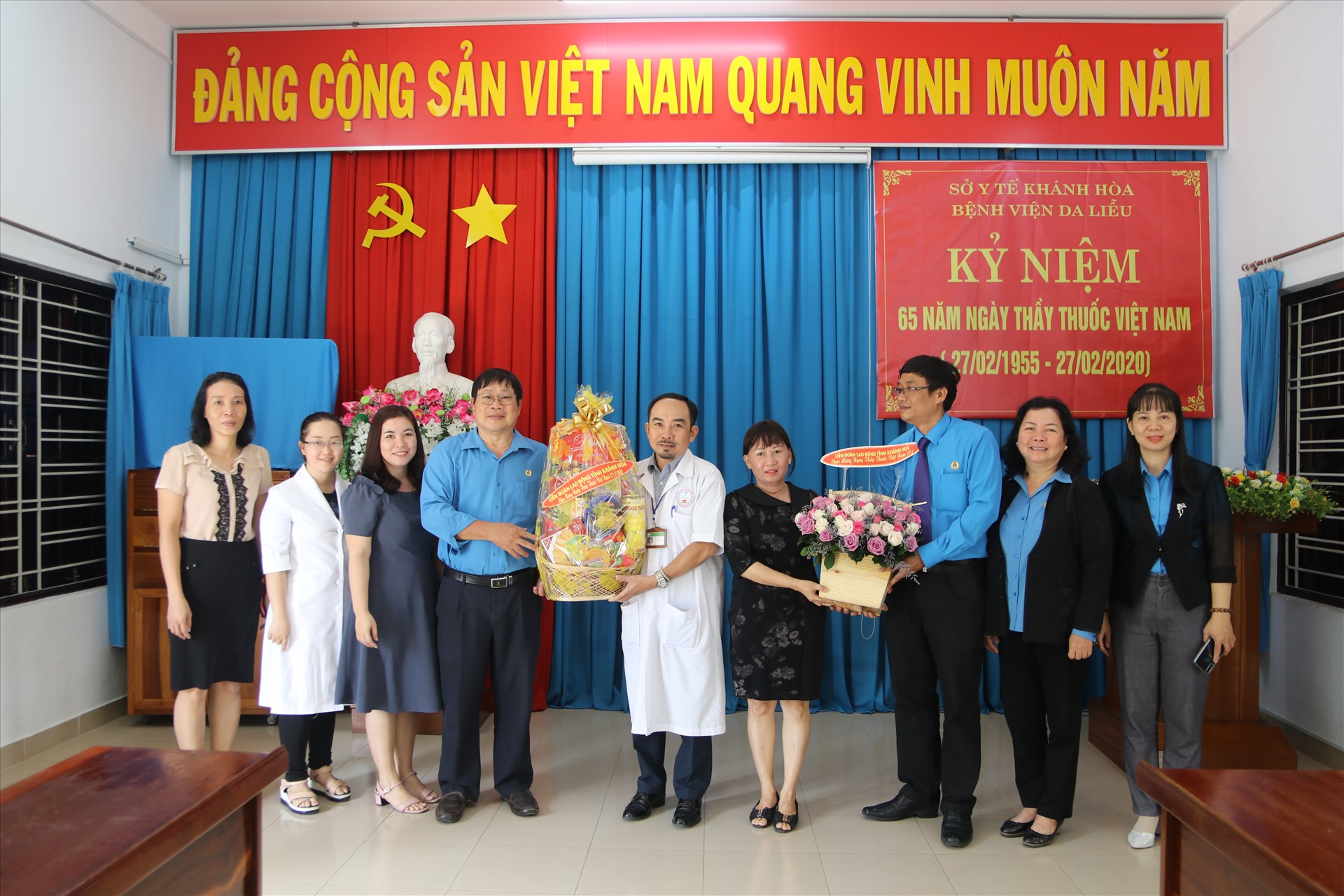 Công đoàn tỉnh thăm, động viên và chúc mừng CĐCS Bệnh viện Da liễu nhân ngày Thầy thuốc Việt Nam. Ảnh: Phương Linh