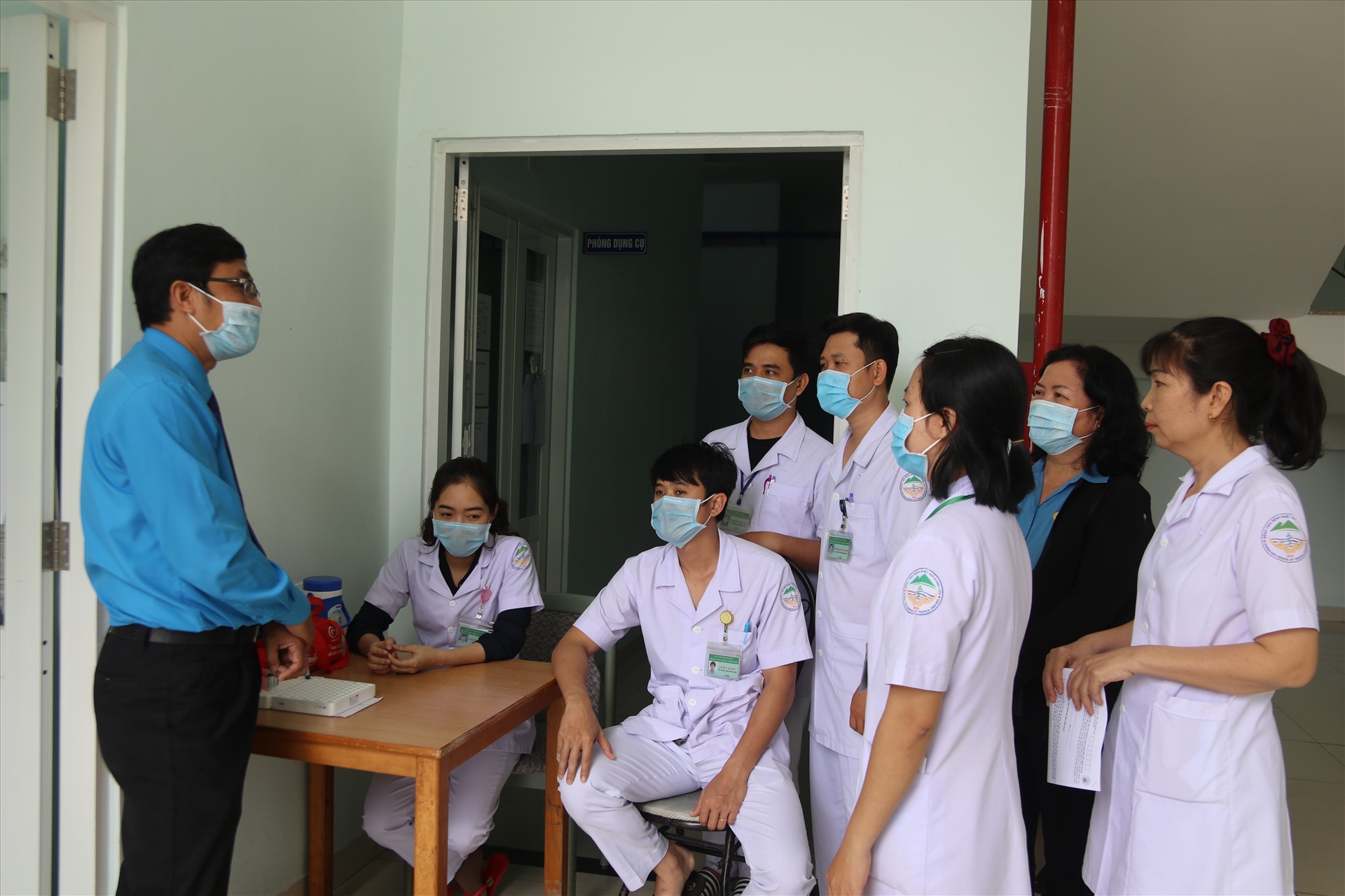Chia sẻ với đội ngũ CBCNV Bệnh viện Nhiệt đới, lãnh đạo LĐLĐ Khánh Hòa đề nghị CĐ ngành y tế trong thời gian tới có những hỗ trợ thiết thực cho đoàn viên. Ảnh: Phương Linh