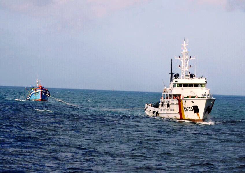 Tàu BL 93222TS  được Hải Quân vùng 2 đưa về Gành Hào, huyện Đông Hải, Bạc Liêu sau khi gặp nạn trên biển (ảnh gia đình cung cấp)