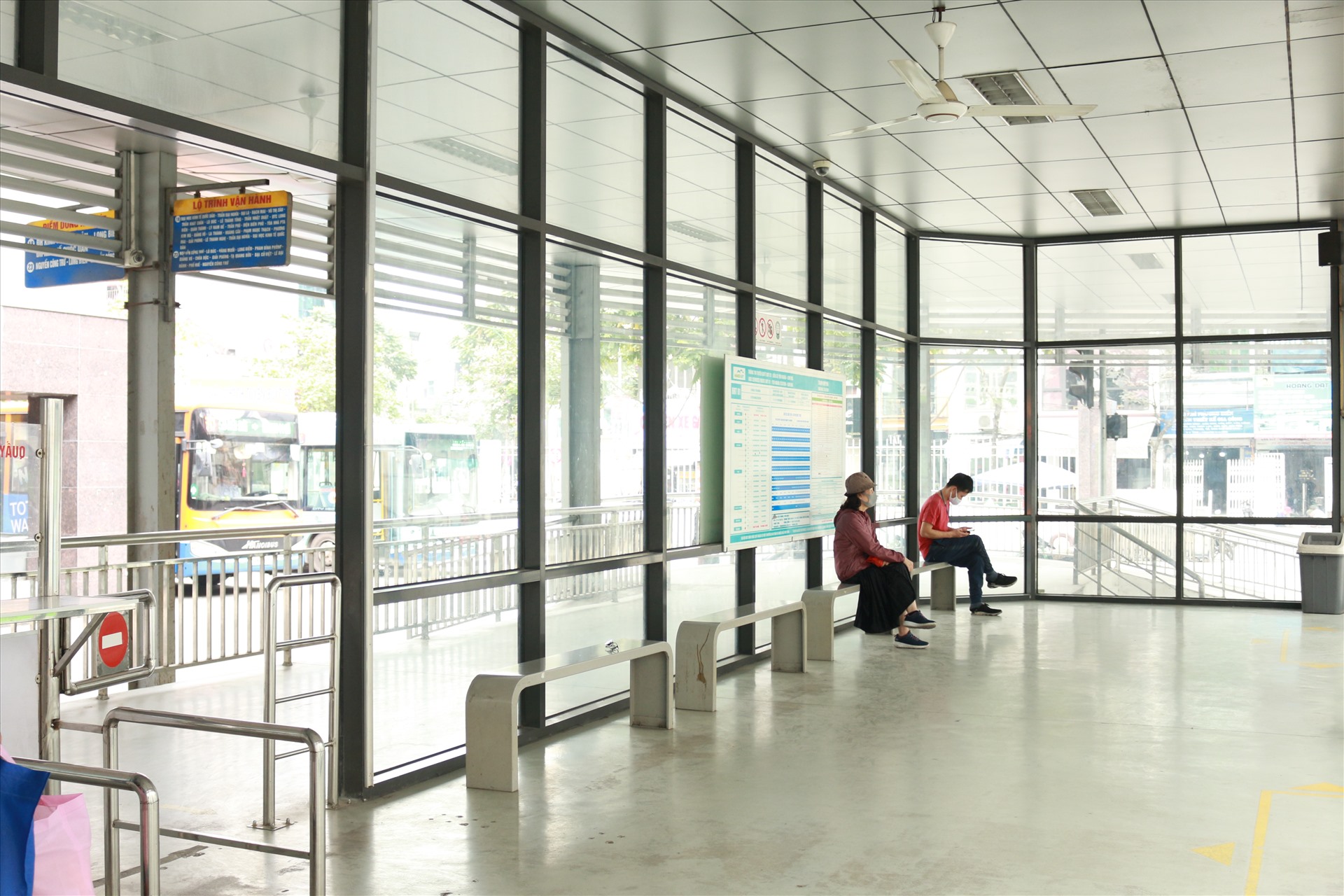 Trong một diễn biến liên quan, tình hình sử dụng phương tiện công cộng mùa dịch COVID-19 cũng không quá đông đúc. Tại nhờ chờ xe buýt nhanh BRT Kim Mã vắng người.