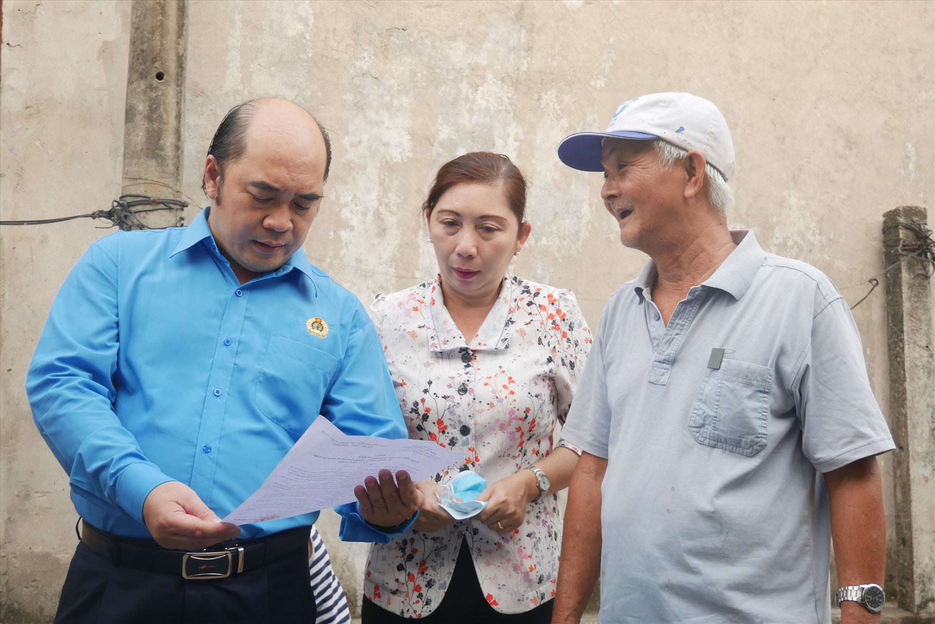 Ông Hồ Xuân Lâm Phó Chủ tịch LĐLĐ/TP  phổ biến các thông tin phòng, chống, ứng phó với dịch bệnh COVID-19 đến chủ nhà trọ công nhân
