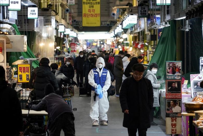 Sau Trung Quốc, Hàn Quốc hiện là ổ dịch lớn thứ 2 thế giới với 893 ca nhiễm và 9 trường hợp tử vong. Con số này chưa có dấu hiệu giảm mà đang tăng rất nhanh.