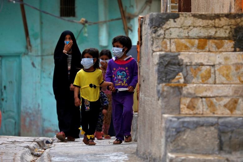 Chiều 25.2, theo Hãng Thông tấn Reuters, Iraq đã phát hiện 4 trường hợp nhiễm COVID-19 ở tỉnh Kirkuk. Nỗi sợ hãi dịch bao trùm nhiều nơi ở Iraq, trẻ em cũng được cha mẹ trang bị khẩu trang để hạn chế sự lây lan của dịch bệnh. Ảnh. Reuters.