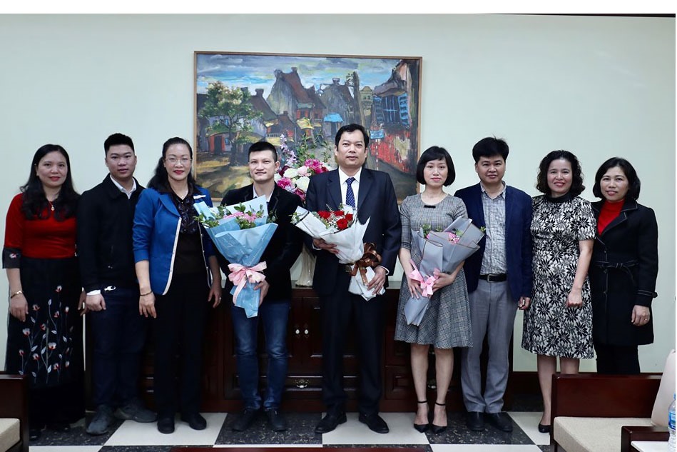 Ông Hoàng Lâm - Tổng Thư ký tòa soạn Báo Lao Động tặng hoa các khách mời tham dự Toạ đàm trực tuyến: Chiến sĩ áo trắng nỗ lực chống dịch COVID-19. Ảnh: Sơn Tùng